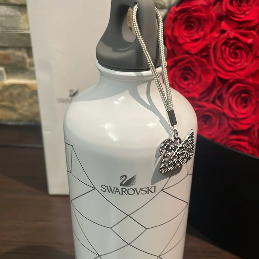 Swarovski Water bottle with Swarovski encrusted Swan charm - Picture 2 of 5